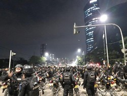 Polisi Pukul Mundur Massa di Pejompongan, Barracuda Dikerahkan