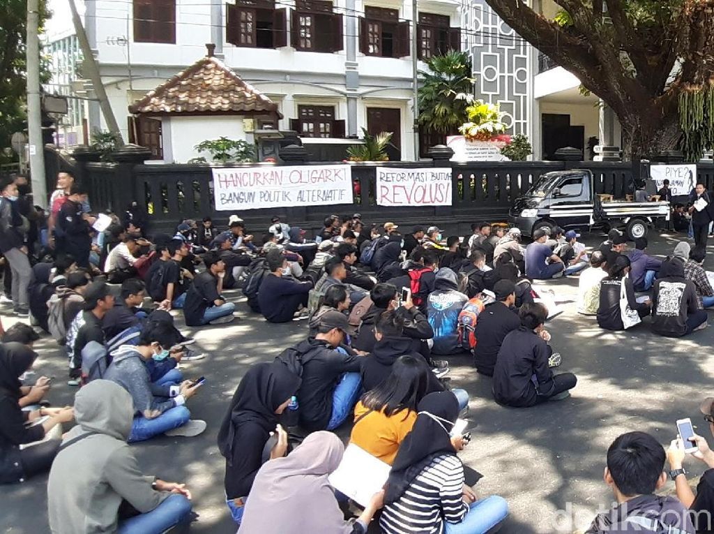 Dua Aksi Mahasiswa Ramaikan Kota Malang: Tolak Pengesahan RUU KUHP Dua Aksi Mahasiswa Ramaikan Kota Malang: Tolak Pengesahan RUU KUHP