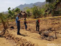 Heboh soal Tanah Retak Keluarkan Api di Ponorogo Heboh soal Tanah Retak Keluarkan Api di Ponorogo