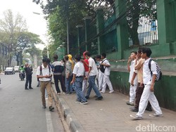 Pelajar Demo Sambil Merokok, Gambaran Miris Perokok Muda di Indonesia