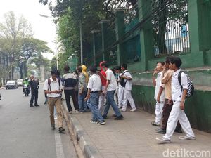 Massa Pelajar Mulai Datang di Belakang Gedung DPR Massa Pelajar Mulai Datang di Belakang Gedung DPR