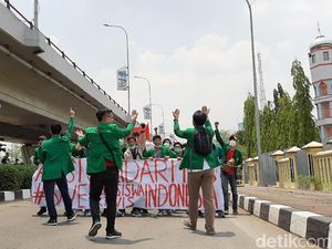 Mahasiswa Demo Polda Sumsel Minta Kematian 2 Mahasiswa di Kendari Diusut