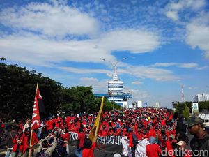 Merah-merah Mahasiswa Unhas Penuhi Flyover Makassar, Merapat ke DPRD Sulsel