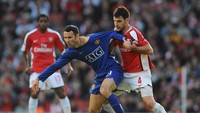 Aksi Cesc Fabrega menarik jersey Ryan Giggs. (Foto: Shaun Botterill/Getty Images)