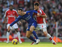 Aksi Cesc Fabrega menarik jersey Ryan Giggs. (Foto: Shaun Botterill/Getty Images)