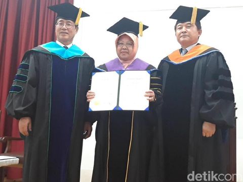 Risma Terima Gelar Doktor Kehormatan di Korsel/