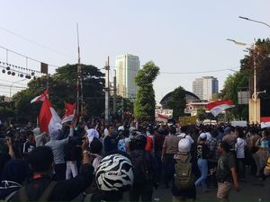 Massa Pelajar Lempari Polisi dengan Botol di Belakang DPR