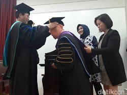 Risma Terima Gelar Doktor Kehormatan dari Tongmyong University di Korsel