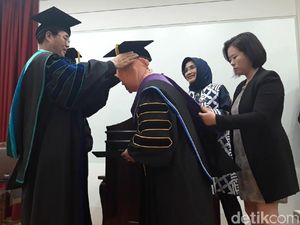 Risma Terima Gelar Doktor Kehormatan dari Tongmyong University di Korsel Risma Terima Gelar Doktor Kehormatan dari Tongmyong University di Korsel