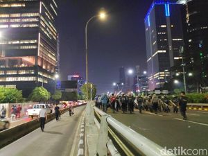 Massa di Sekitar Menara Jamsostek Dibubarkan, Jl Gatsu Bisa Dilewati