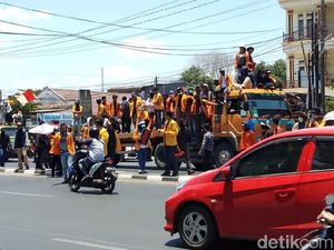 Naik Truk Trailer, Ratusan Mahasiswa di Makassar Geruduk DPRD Sulsel