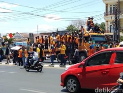 Naik Truk Trailer, Ratusan Mahasiswa di Makassar Geruduk DPRD Sulsel