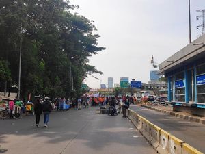 Tertahan di Dekat Gerbang Pemuda, Massa Demo Tutupi Jalan Gatsu
