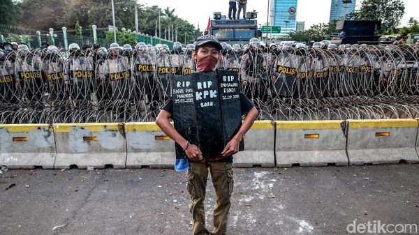 Ragam Poster Massa Aksi Demo Hari Ini