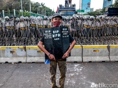 Ragam Poster Massa Aksi Demo Hari Ini