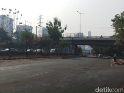 Antisipasi Demo, Jalan Gatot Subroto Menuju DPR Kembali Ditutup