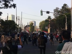 Ricuh di Belakang DPR, Massa Pelajar Lempar Batu-Polisi Tembak Gas Air Mata