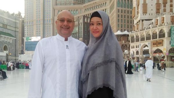 Umrah Naik Pesawat Jet, Penampilan Maia Berhijab Bikin Pangling