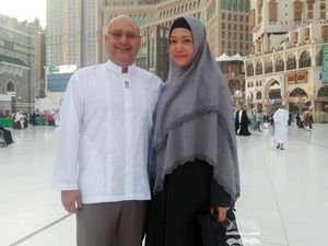 Umrah Naik Pesawat Jet, Penampilan Maia Berhijab Bikin Pangling Umrah Naik Pesawat Jet, Penampilan Maia Berhijab Bikin Pangling