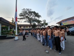 150 Pelajar yang Hendak Demo di DPR Dihukum Hormat Bendera di Polres Bekasi