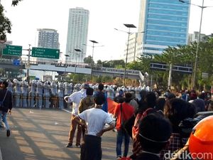Cegah Massa di Tol Dalkot ke Gedung DPR, Polisi Buat Barikade