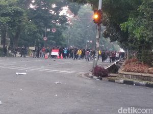 Bentrok di Bandung, Polisi Pukul Mundur Demonstran Bentrok di Bandung, Polisi Pukul Mundur Demonstran