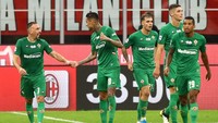 Gaetano Castrovilli dan Franck Ribery membuat tim tamu unggul tiga gol. Marco Luzzani/Getty Images.