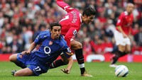 Cristiano Ronaldo terlibat perebutan bola dengan Edu. (Foto: Laurence Griffiths/Getty Images)