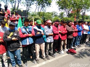 IMM Jatim Salat Gaib di Jalan untuk 2 Mahasiswa Kendari yang Tewas IMM Jatim Salat Gaib di Jalan untuk 2 Mahasiswa Kendari yang Tewas