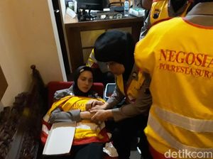 Demo di DPRD Solo Bubar, 4 Polwan Luka Kena Lemparan Batu Demo di DPRD Solo Bubar, 4 Polwan Luka Kena Lemparan Batu