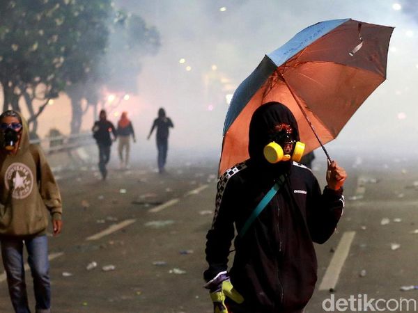 Potret Para Pendemo di Garis Terdepan