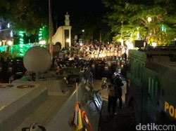 Ricuh, Massa Lemparkan Batu dan Kelereng ke DPRD Solo