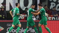 Erick Pulgar dan para pemain Fiorentina merayakan golnya. Marco Luzzani/Getty Images.