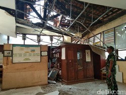 Atap SD Kalangsuria Karawang Ambruk, Murid dan Guru Mengungsi