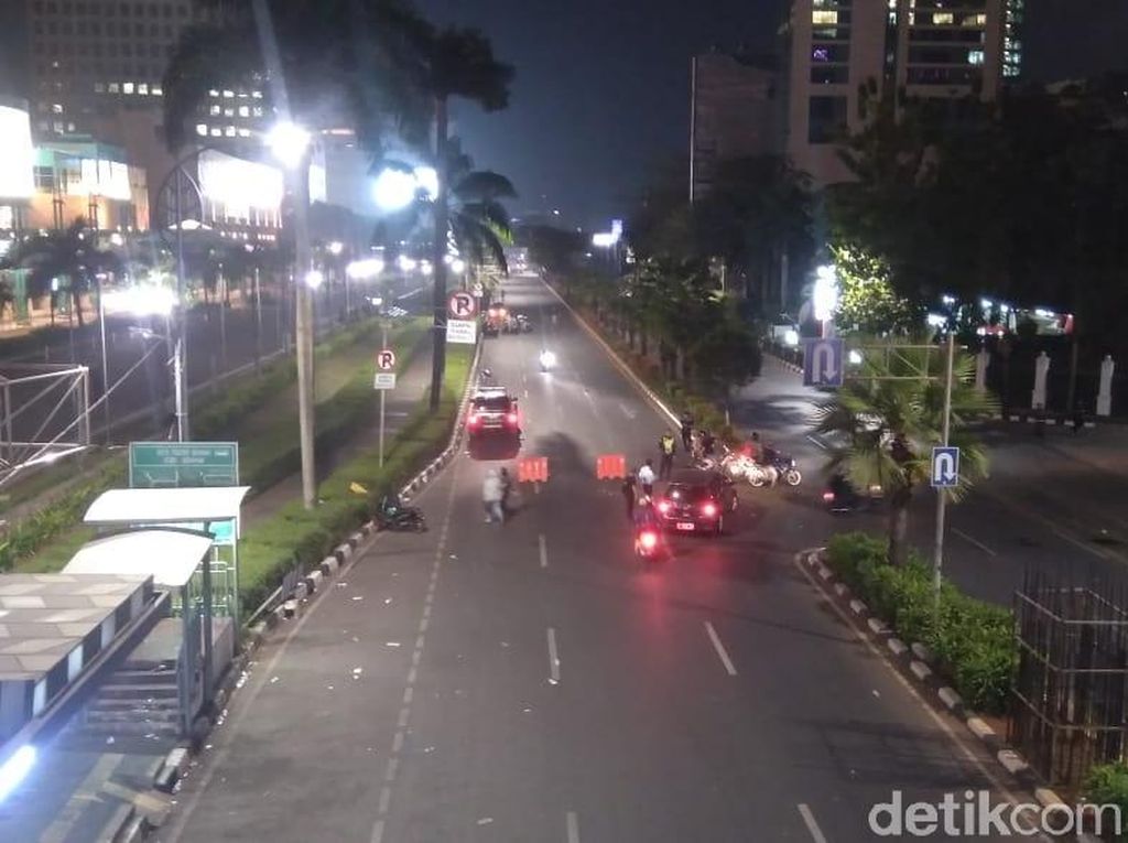 Massa Dekat PS Dipukul Mundur, Jalan Asia Afrika Dibuka Kembali Massa Dekat PS Dipukul Mundur, Jalan Asia Afrika Dibuka Kembali