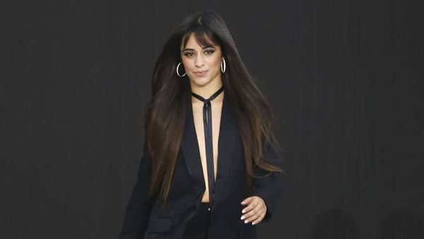 Foto: Gaya Seksi Tanpa Bra Camila Cabello di Paris Fashion Week