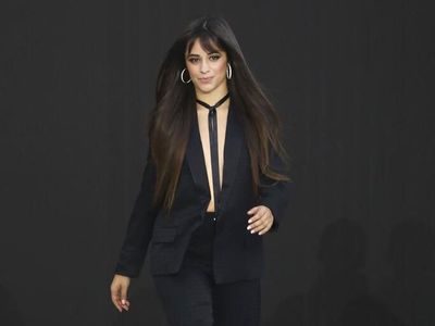Foto: Gaya Seksi Tanpa Bra Camila Cabello di Paris Fashion Week