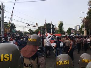 Massa Pelajar Bergerak ke Belakang DPR, Polisi Bertameng Bikin Barikade