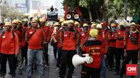 Berbagai elemen mahasiswa, pelajar hingga organisasi buruh berunjuk rasa di depan Gedung DPR/MPR, Jakarta
