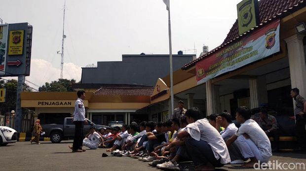 Polisi Amankan Puluhan Pelajar Sukabumi yang Akan Demo ke Jakarta