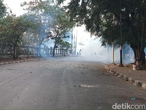 Ricuh di Belakang DPR, Polisi Pukul Mundur Massa dengan Gas Air Mata