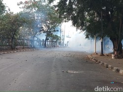 Ricuh di Belakang DPR, Polisi Pukul Mundur Massa dengan Gas Air Mata