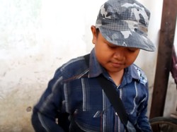 Kisah Haru Bocah Penjual Basreng Keliling Demi Sekolahkan Adiknya