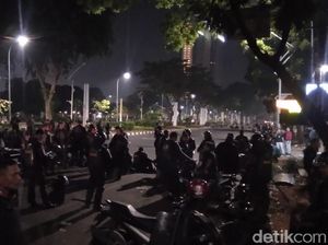 Massa Masih Bertahan di Dekat TVRI, Polisi Bersiaga