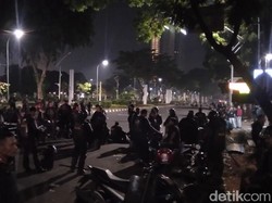 Massa Masih Bertahan di Dekat TVRI, Polisi Bersiaga