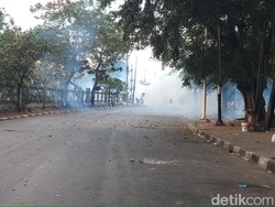 Polisi-Massa Masih Bentrok, Perlintasan Kereta Palmerah Penuh Asap Pekat