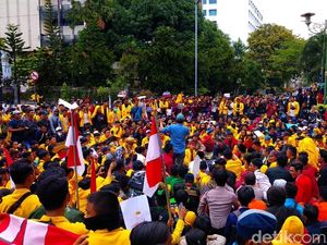 Mahasiswa Kembali Geruduk DPRD Kalsel, Jalan Lambung Mangkurat Ditutup