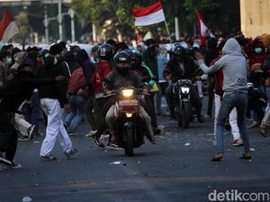 Momen Pengendara Terobos Demo Bentrok di Palmerah Momen Pengendara Terobos Demo Bentrok di Palmerah