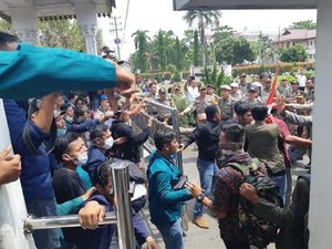 Demo Mahasiswa di Labuhan Batu Sumut Ricuh