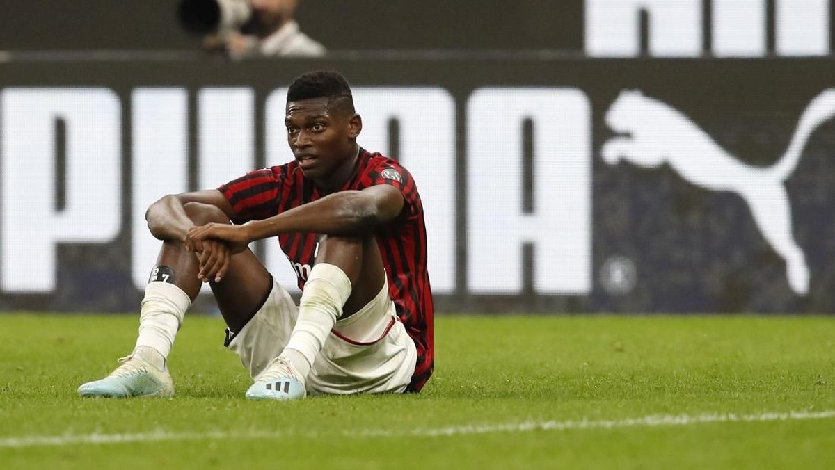 Pemain AC Milan Rafael Leo duduk di lapangan San Siro usai timnya kalah dari Fiorentina 1-3. (Foto: Antonio Calanni/AP Photo)
